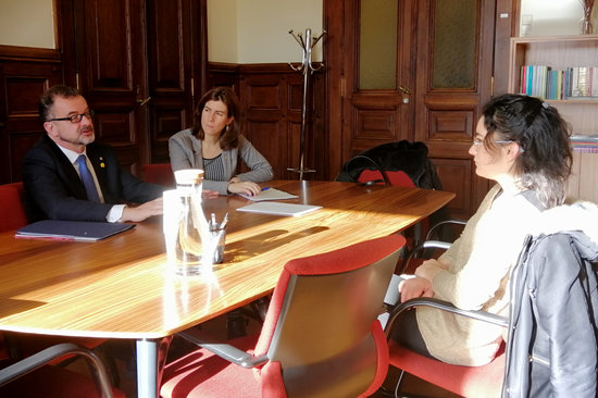 Former foreign action secretary Mireia Borrell (center) sits alongside former foreign action minister Alfred Bosch (left) in a meeting with Portuguese MP Isabel Pires (image courtesy of the Government Delegation in Portugal)